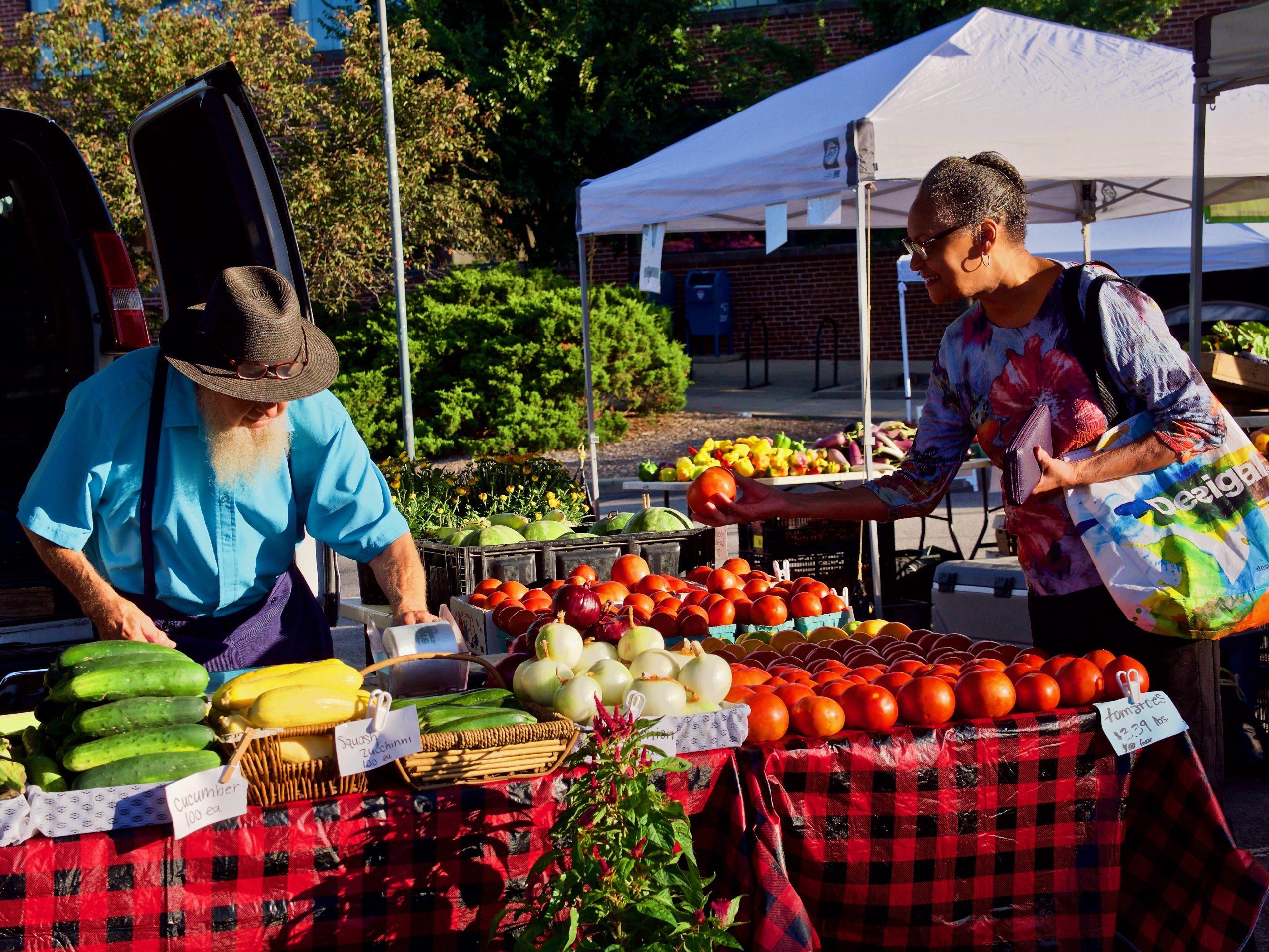 Farmers' Market Vs. Grocery Store Produce — What to Buy Where