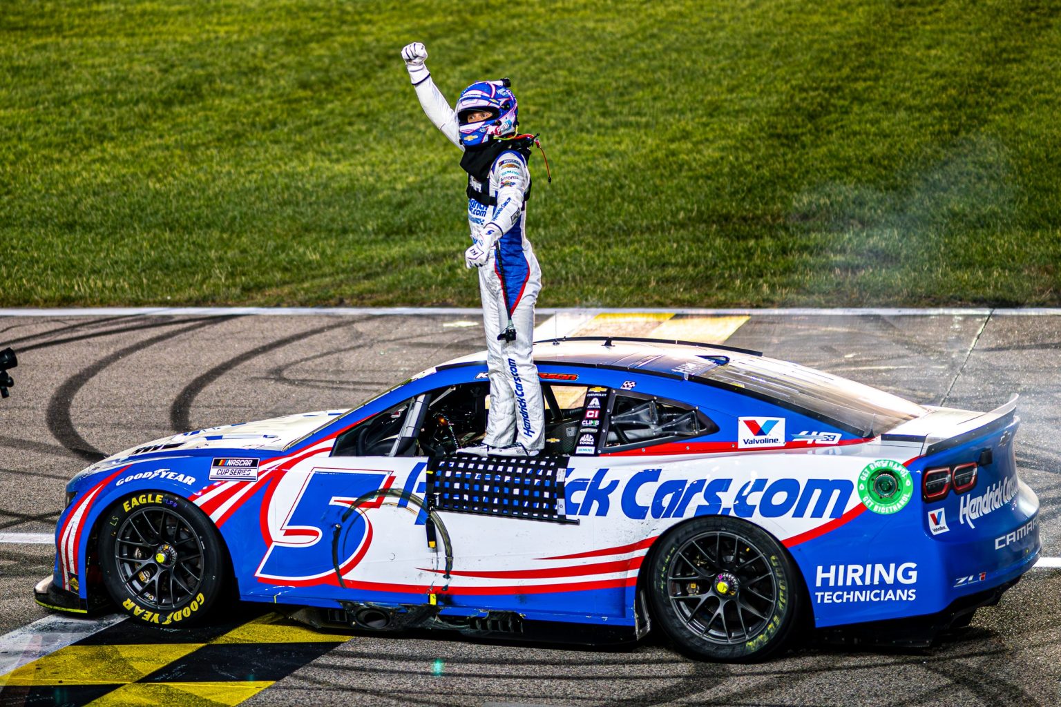 Kyle Larson wins AdventHealth 400 in the closest finish in the NASCAR